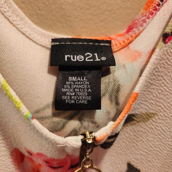 Pretty floral dress by Rue 21 - Picture 2 of 4